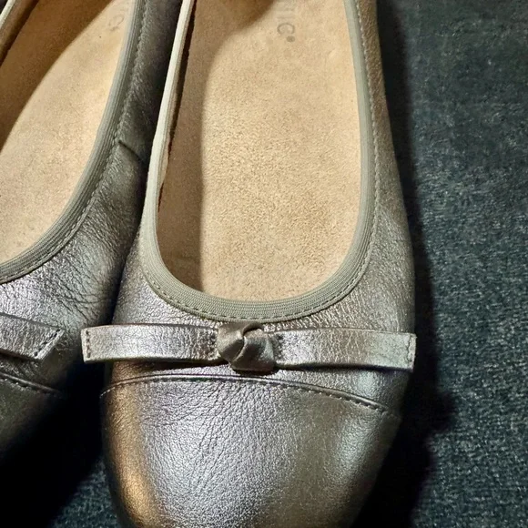 Vionic Amorie Pewter Metallic Leather Slip On Bow Ballet Flats US Sz 8.5. - Picture 5 of 12